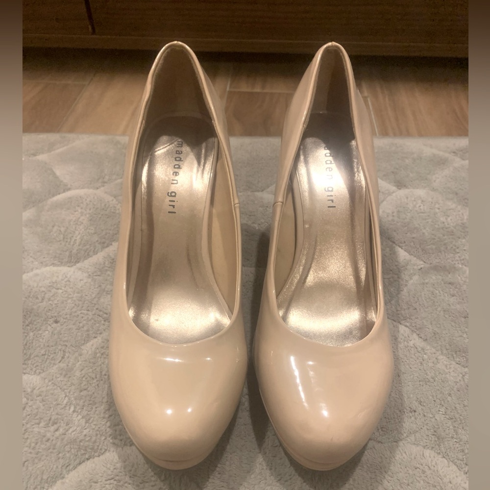 Nude Pumps